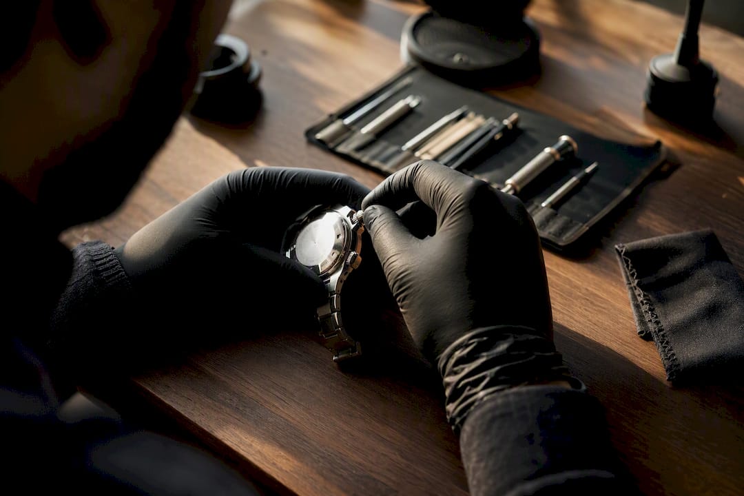 Hand tightening watch crown flush to case