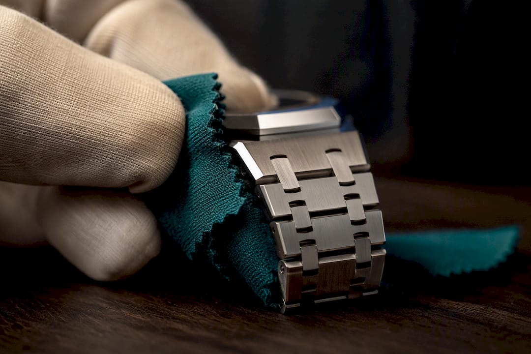 Collector drying an angular watch case edge