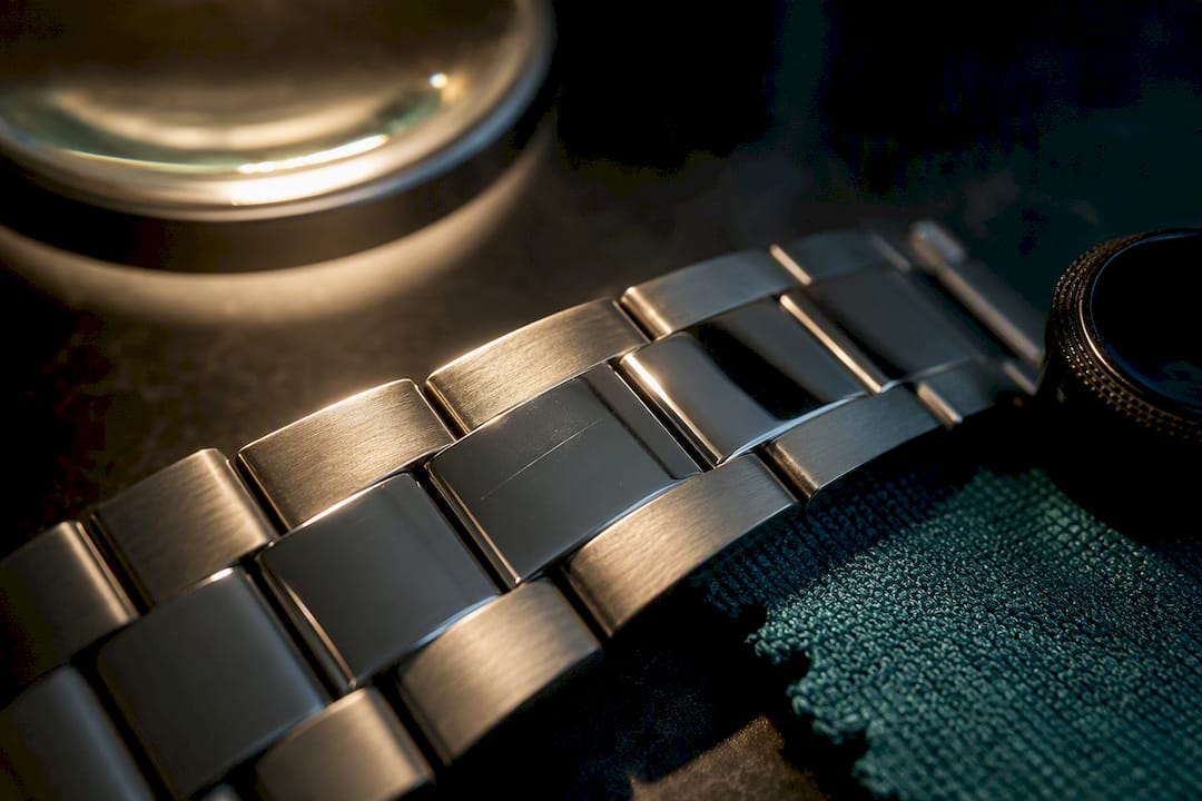 Hairline scratch on polished bracelet link