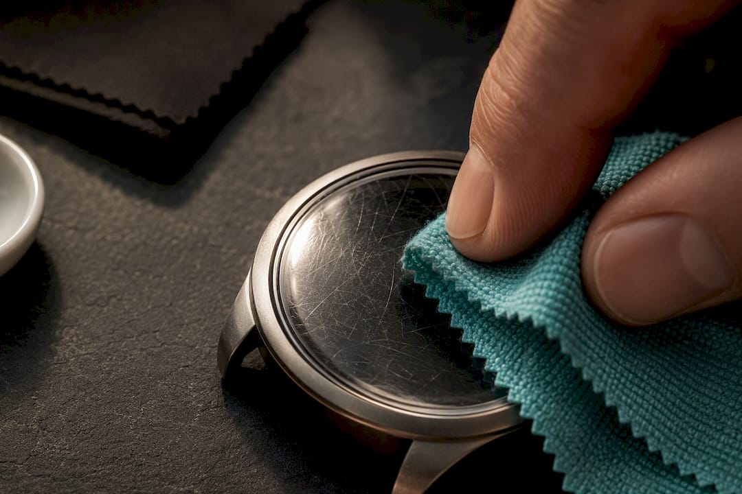 Close-up polishing micro-scratched watch crystal